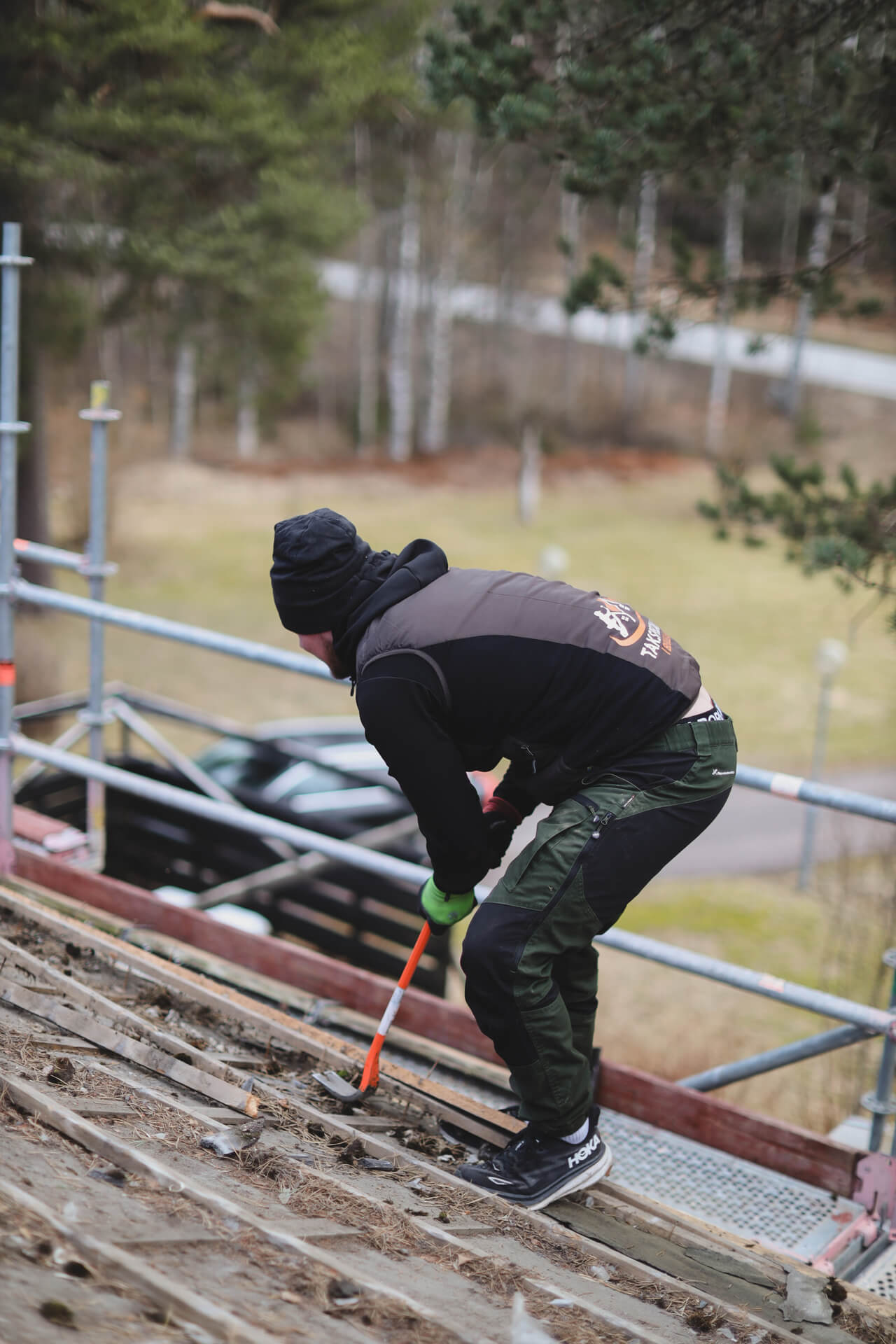 Person som utför takarbete utomhus