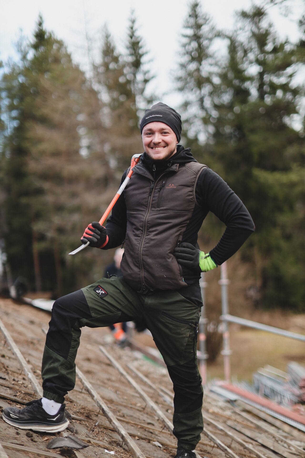 Person med verktyg på ett tak