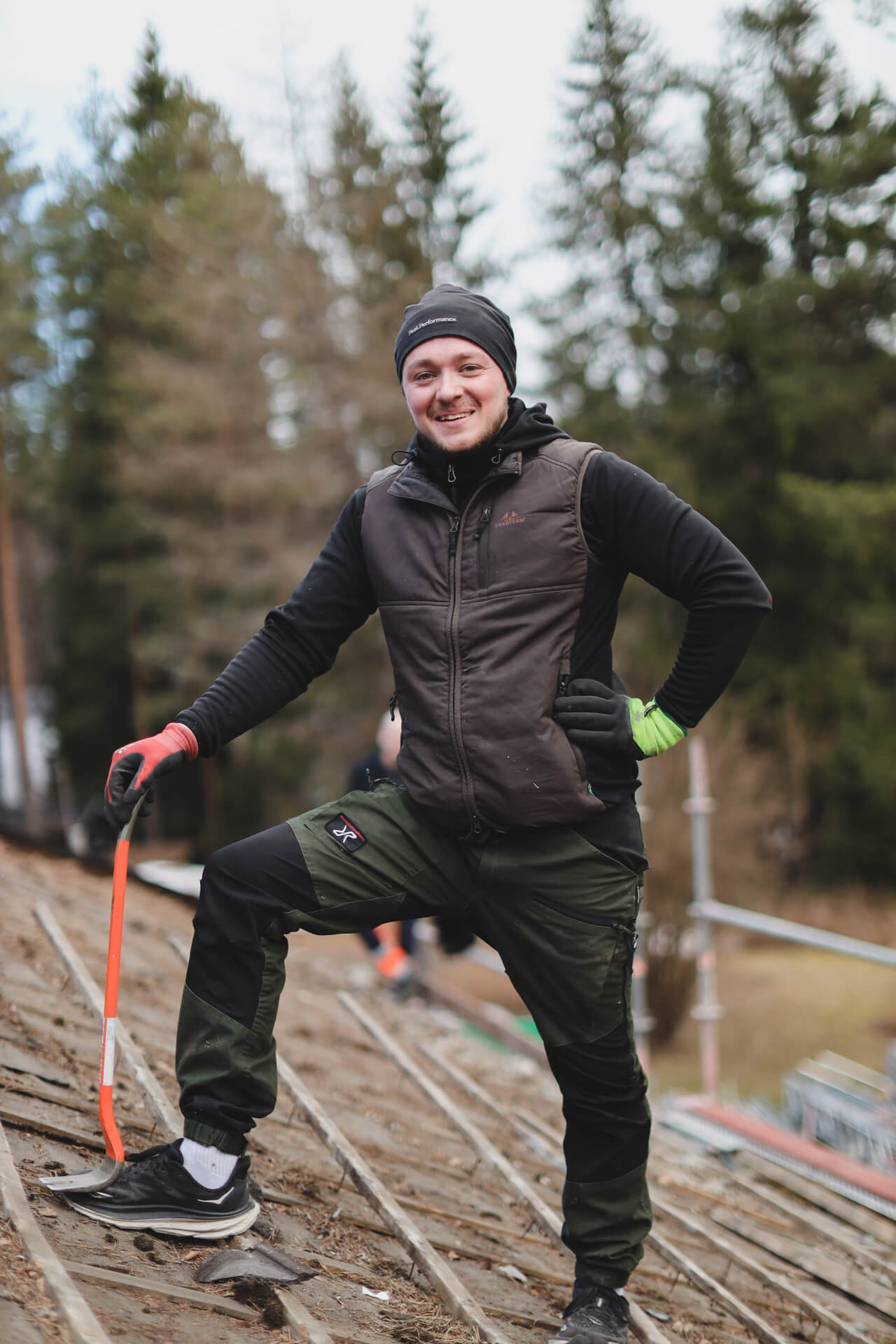 Person i arbetskläder på ett tak