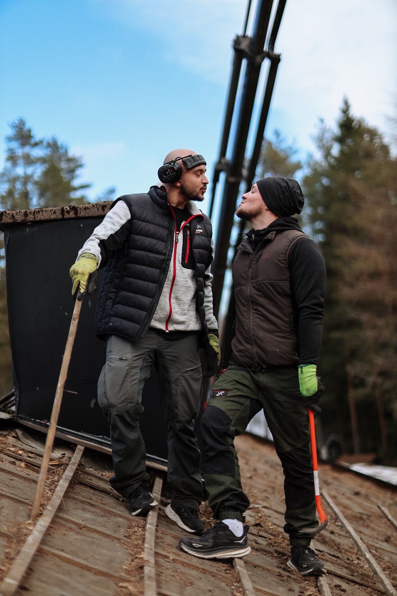 Två personer som arbetar tillsammans utomhus