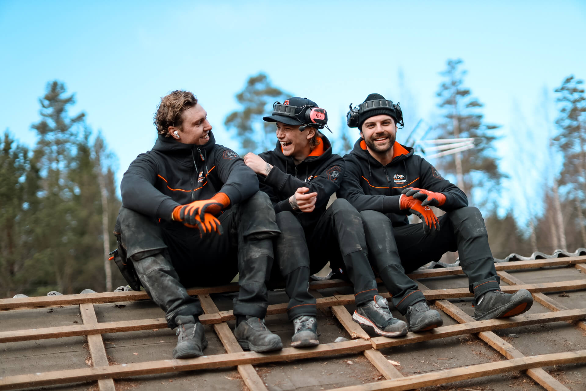 Tre personer som tar paus under takarbete