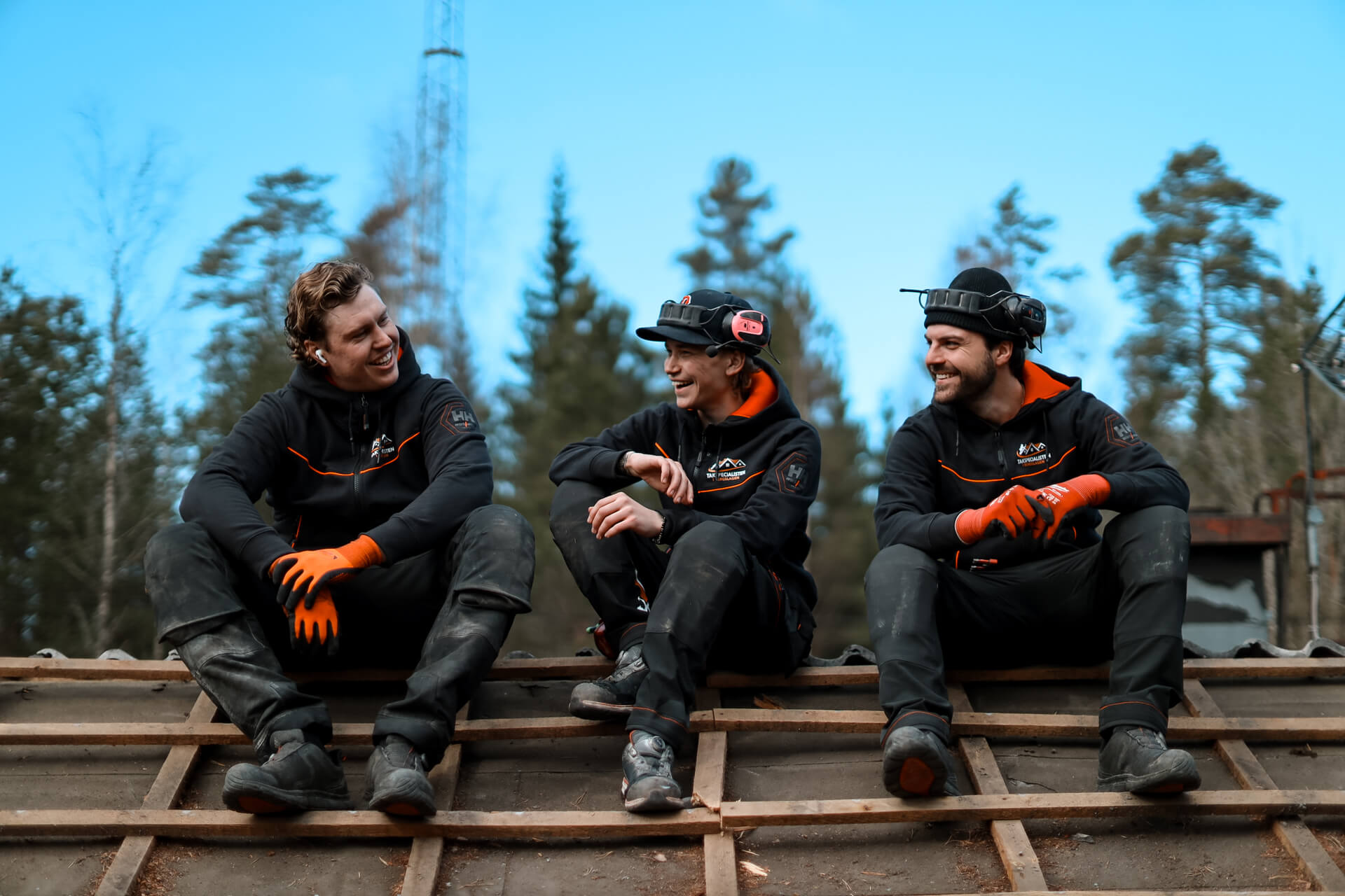 Arbetslag som sitter tillsammans på ett tak