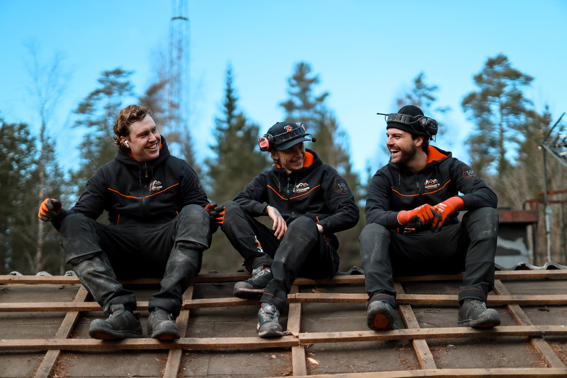 Tre personer som tar paus under takarbete