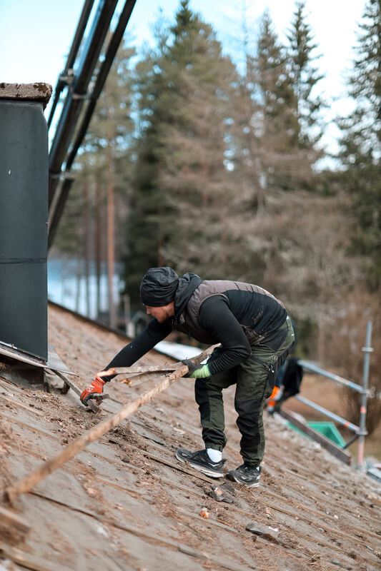 Person som utför takarbete på ett tak