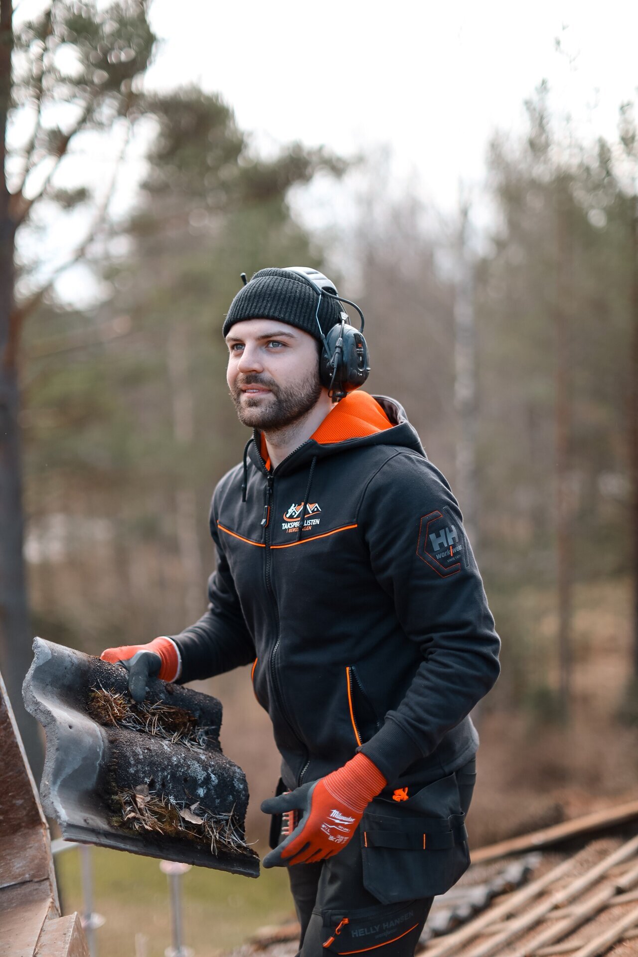 Person i arbetskläder med skyddsutrustning utomhus