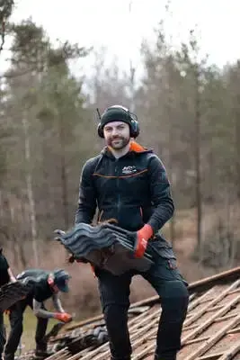 Nylagda takpannor på villa i Bergslagen