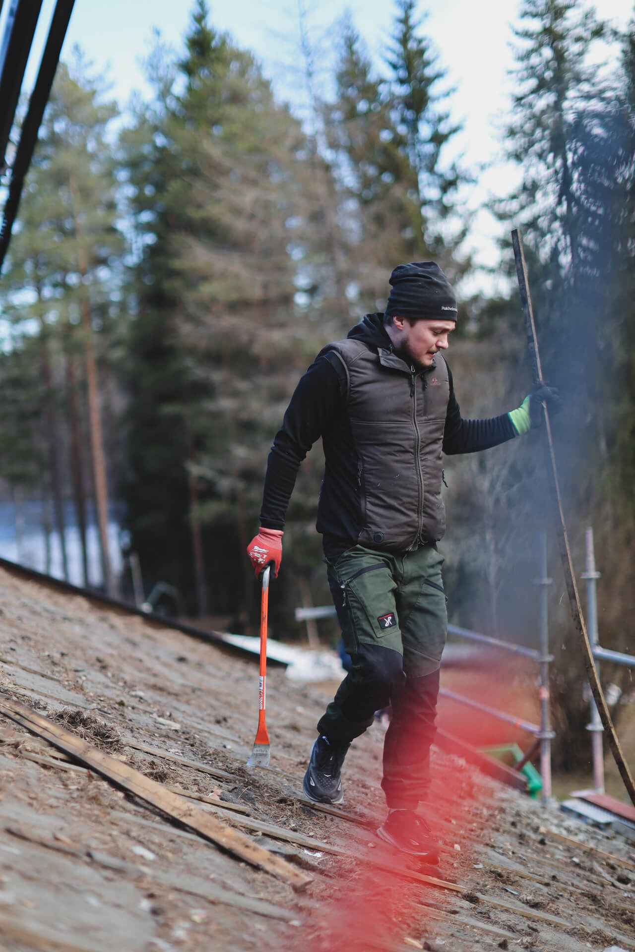 Person med verktyg under takarbete