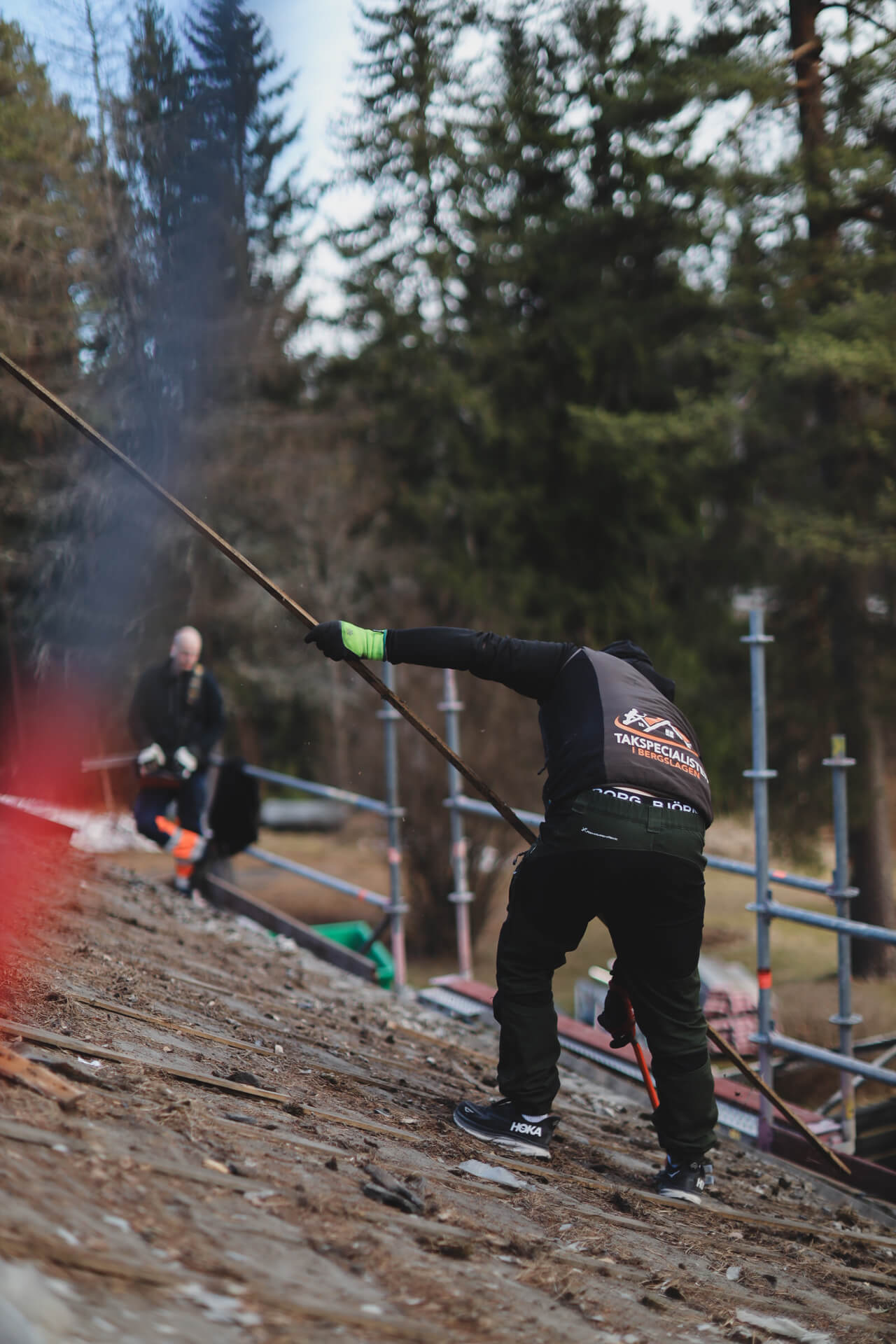 Person som arbetar på ett tak utomhus