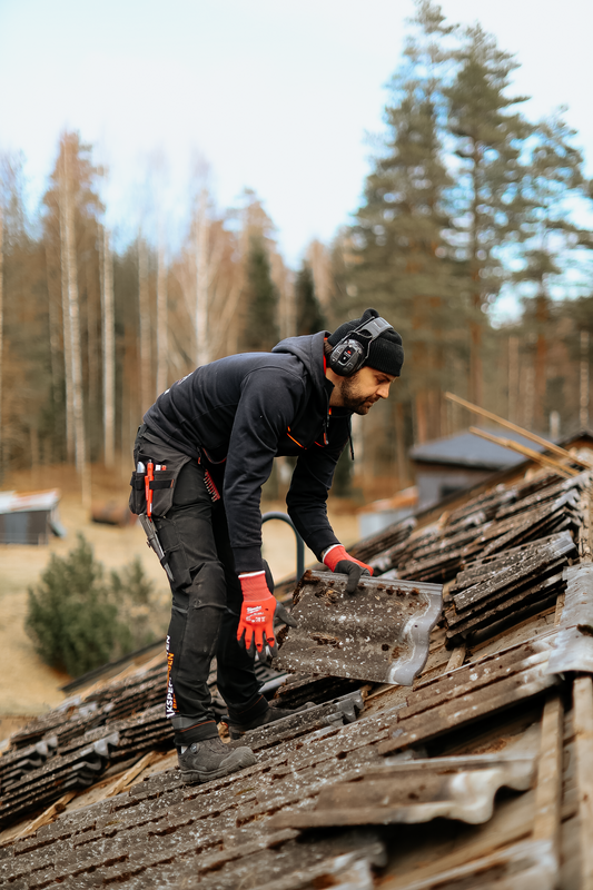 Takarbetare som utför takrenovering utomhus
