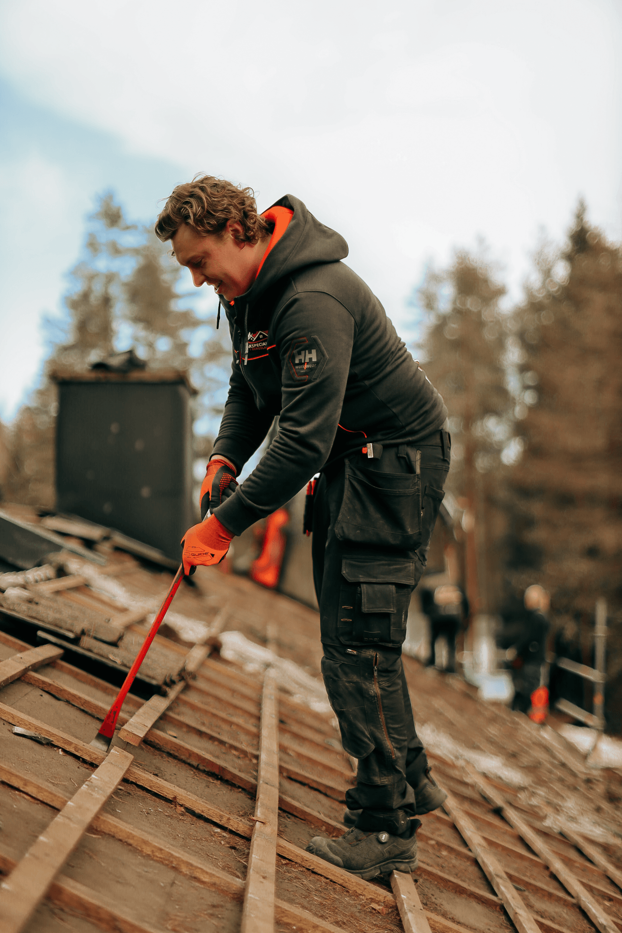 Person i arbetskläder som arbetar utomhus