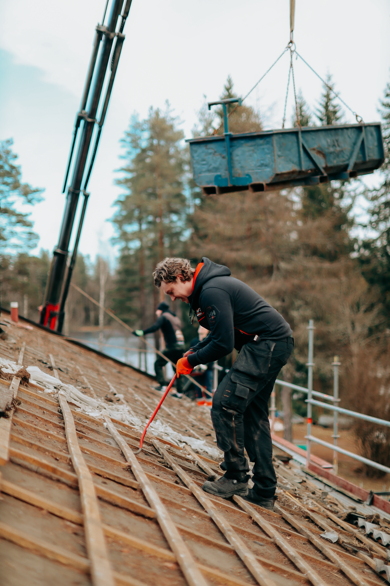 Takarbetare med handverktyg under renovering