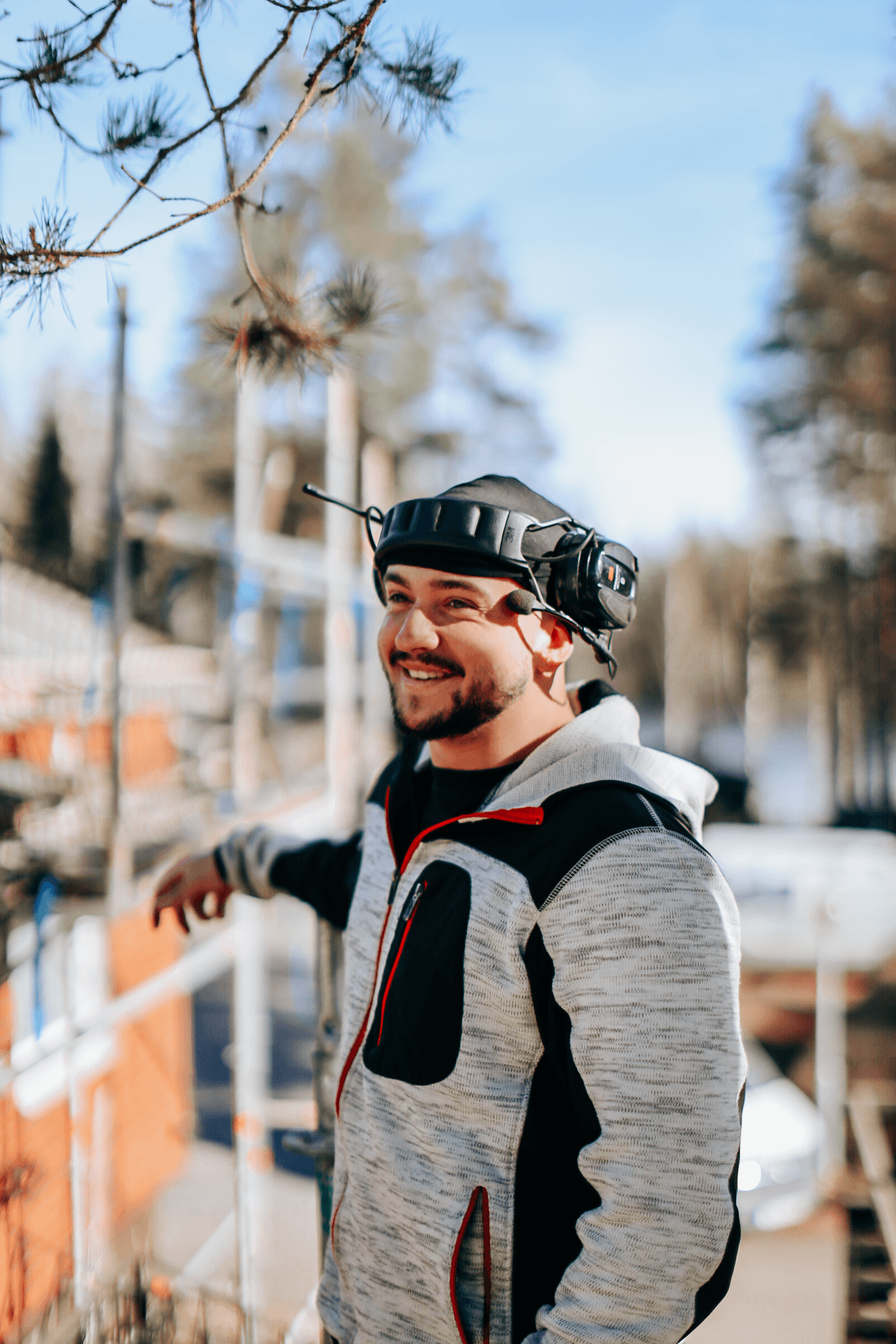 Leende person med skyddsutrustning utomhus