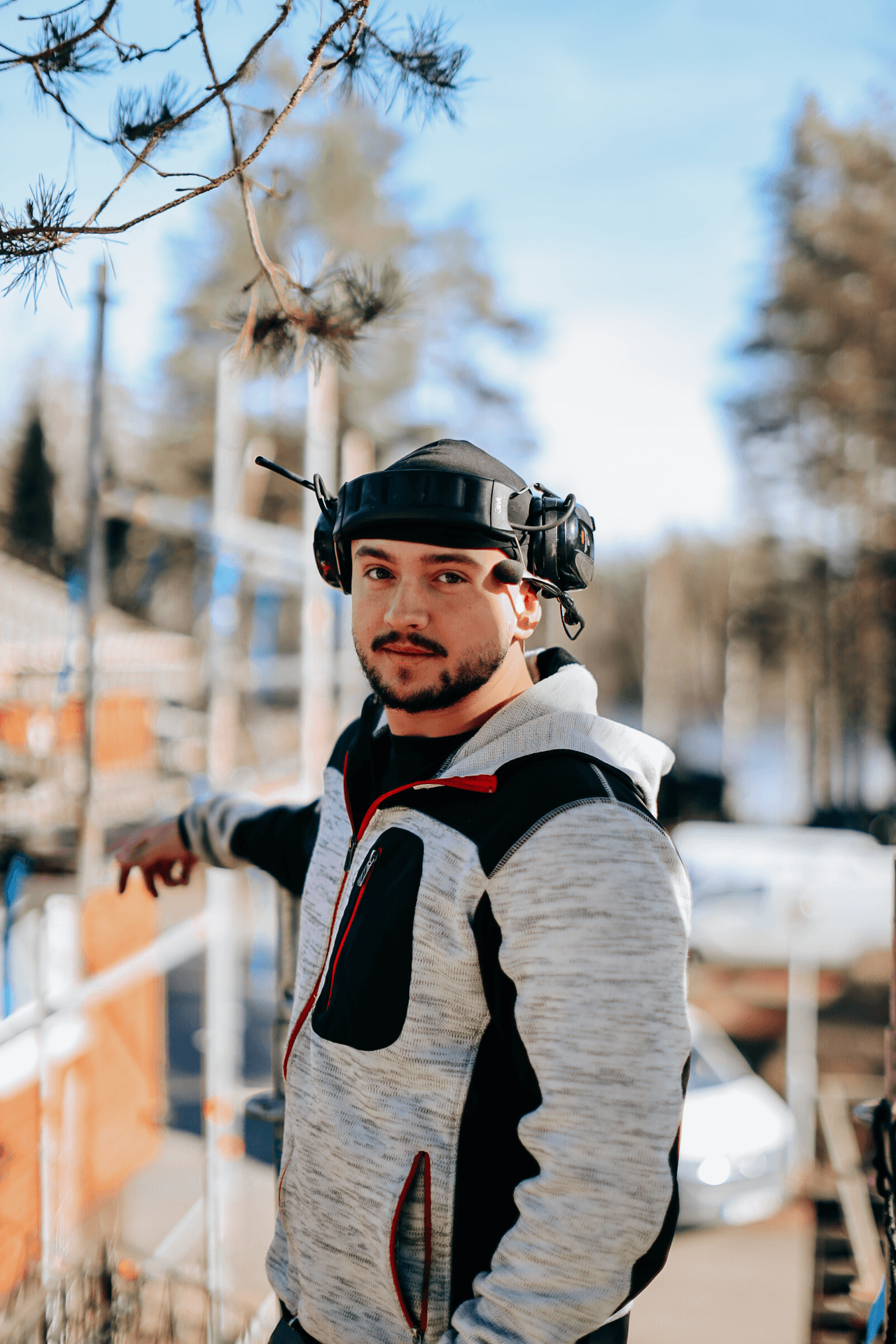 Person med skyddsutrustning utomhus