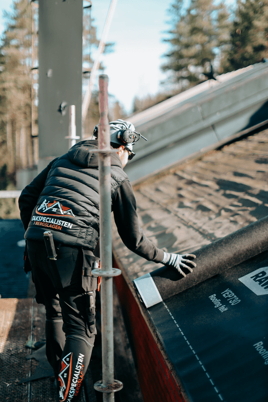 Professionella takarbetare i arbete med rivning, materialhantering och förberedelser inför nytt tak.