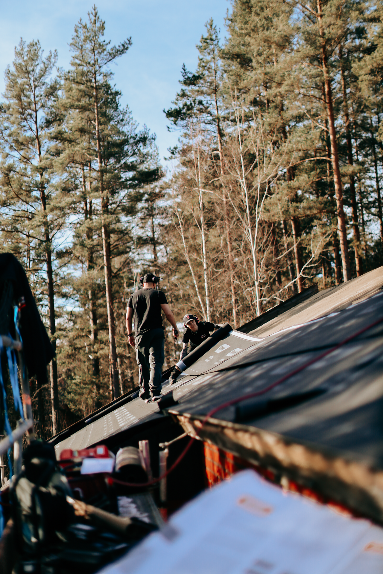 Takläggare som arbetar tillsammans på ett tak