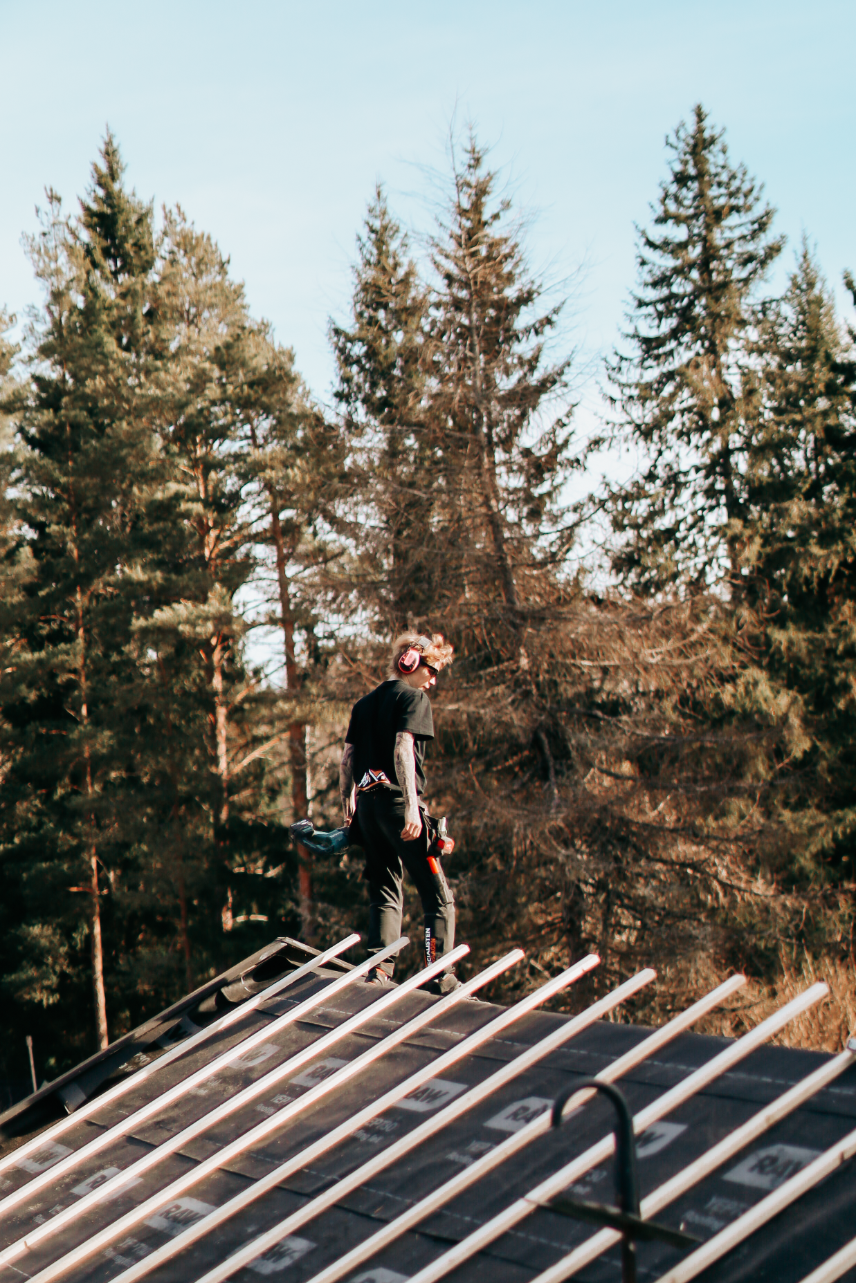 Person som arbetar med takläggning utomhus