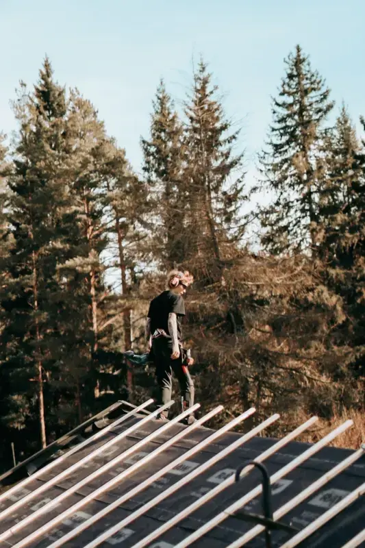 Vad ingår i ett takbyte i Karlskoga?