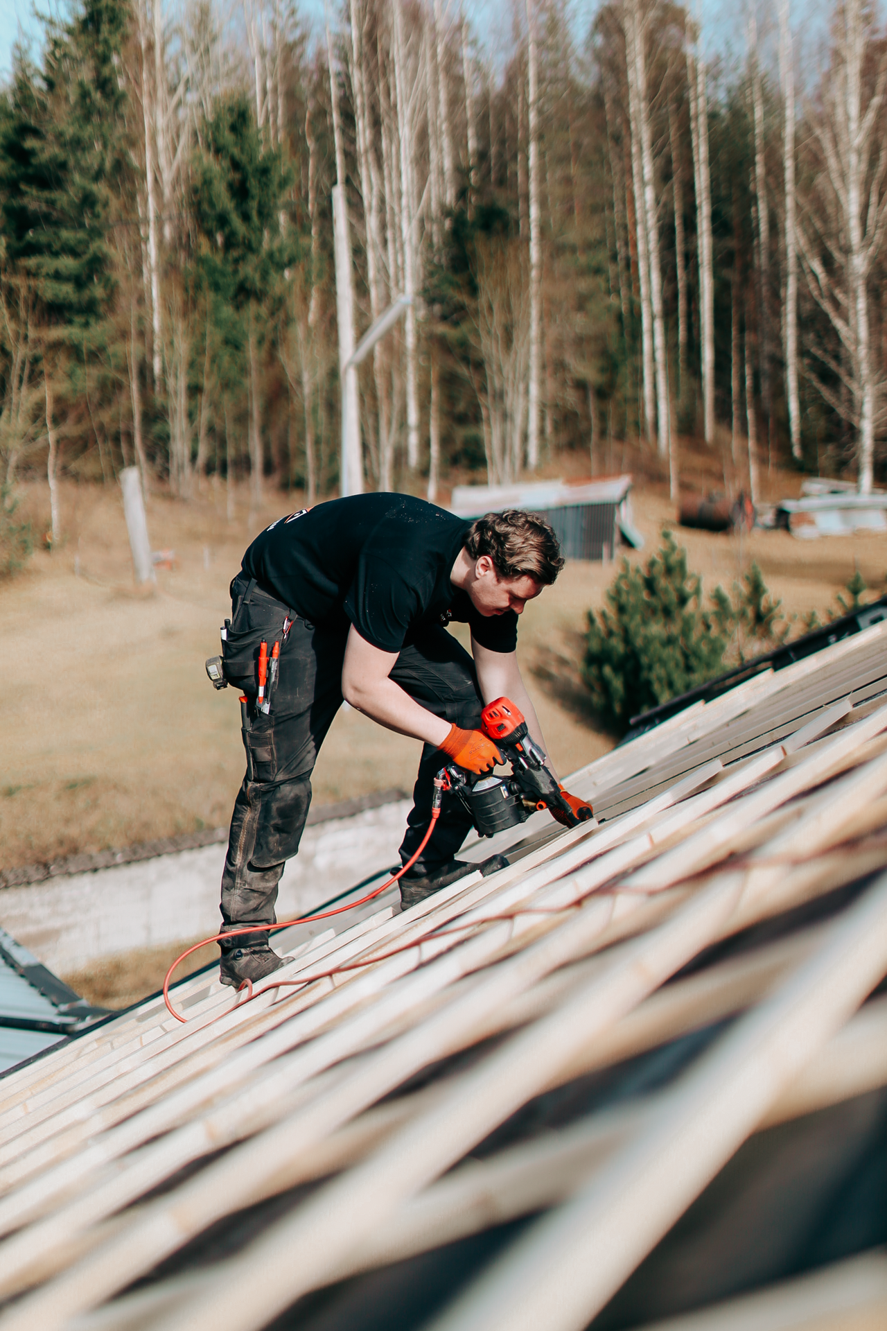 Hantverkare som monterar reglar på en takkonstruktion