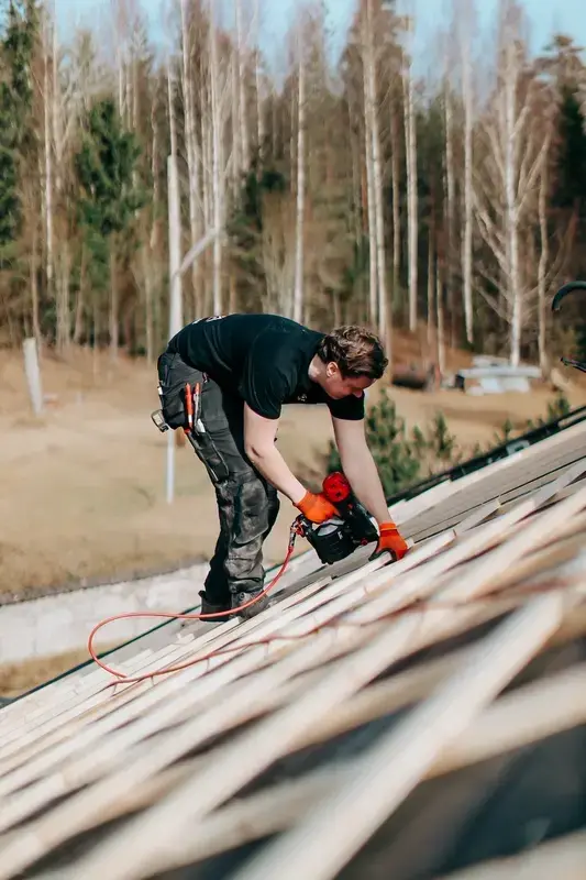 Vad kostar en takläggare? Så fungerar offerten