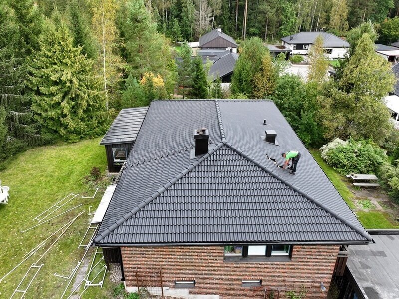 svart betongtak på tegelvilla