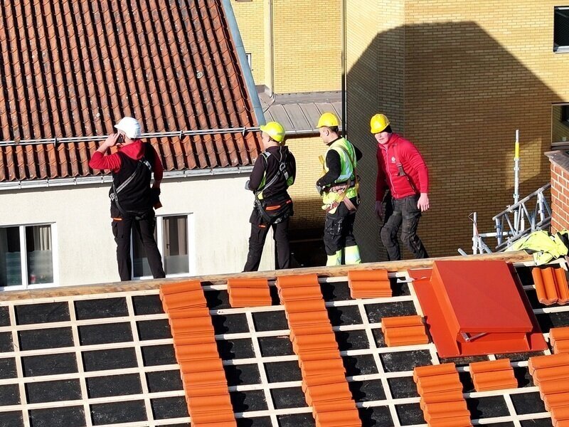 våra takläggare uppe på taket