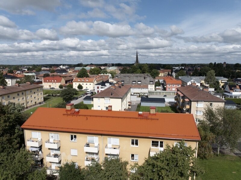 rött tegeltak på brf hus