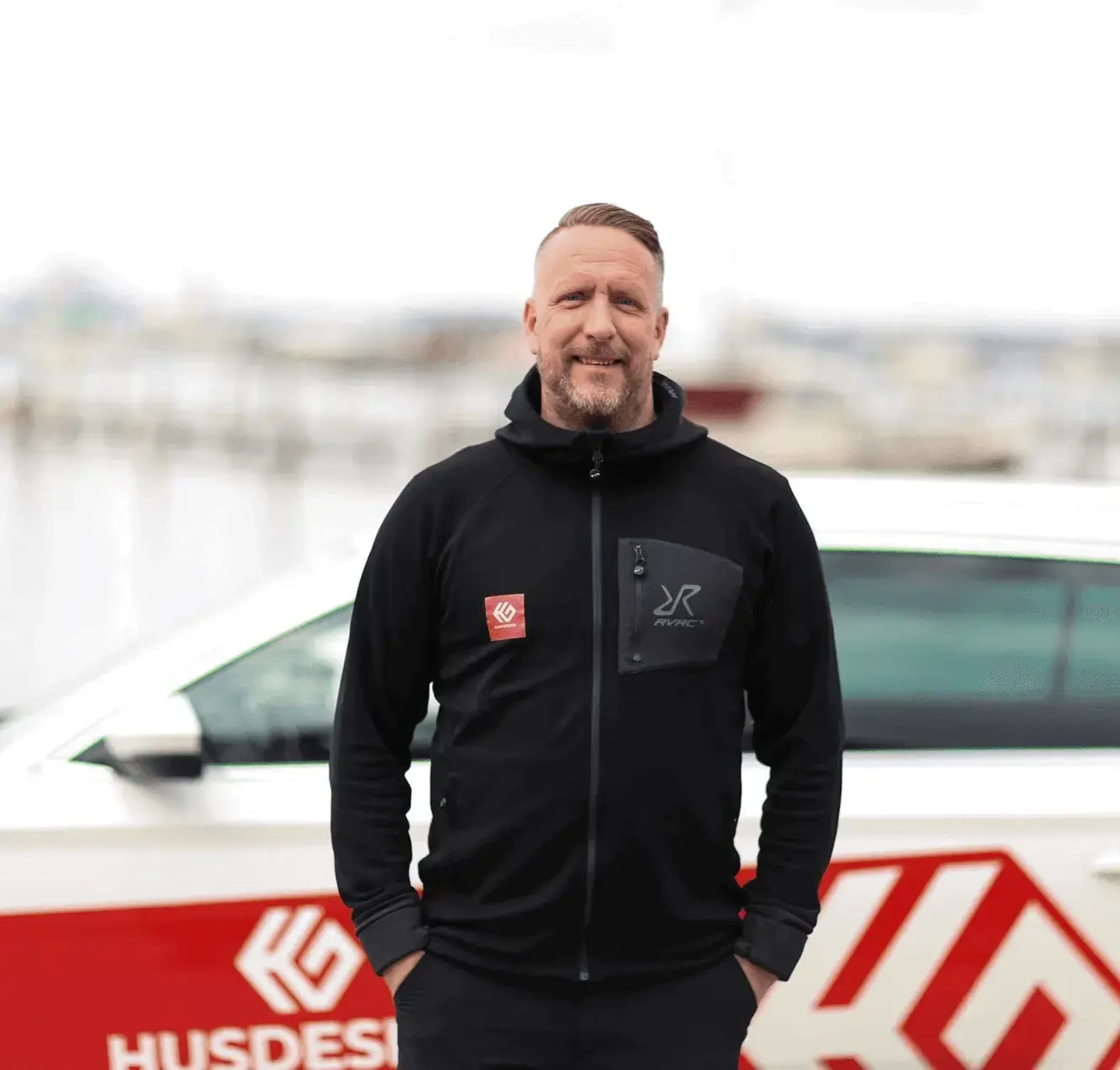 Takmontör hos Husdesign Gruppen vid företagsbil