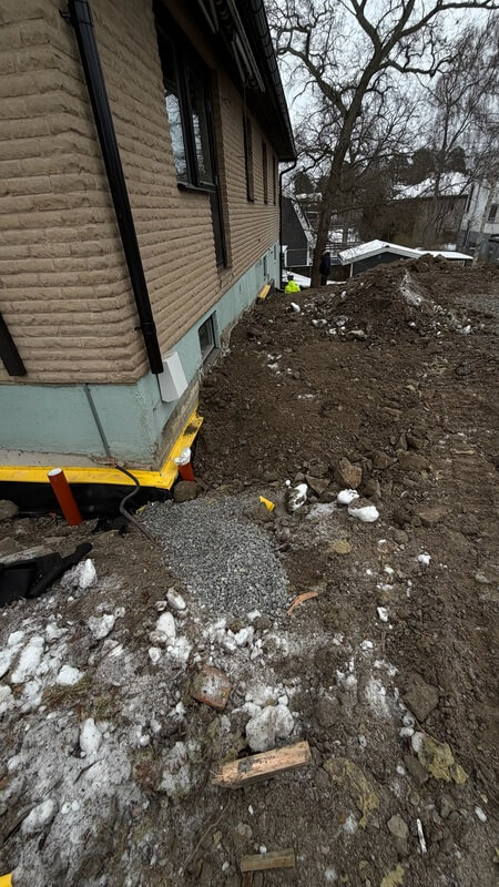Dräneringsrör och dräneringsgrus vid husgrund