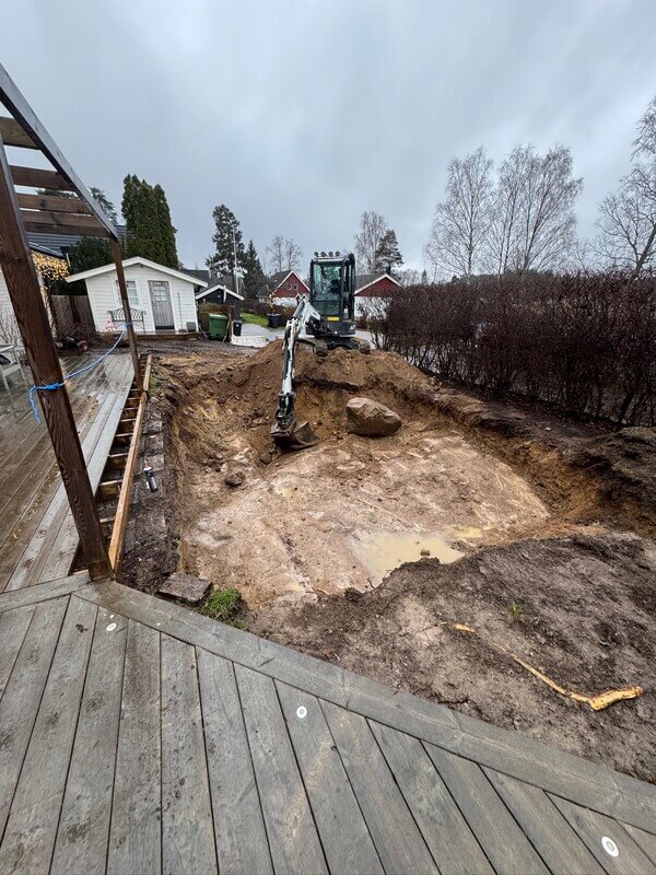 Schaktning inför poolbygge bakom trädäck