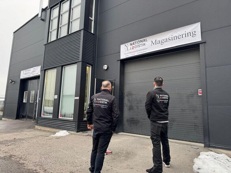 Personal utanför magasineringslokal hos National Logistik