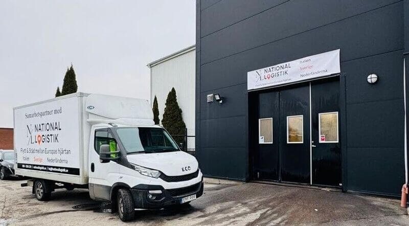 Flyttbil parkerad vid entré till National Logistik lagerlokal