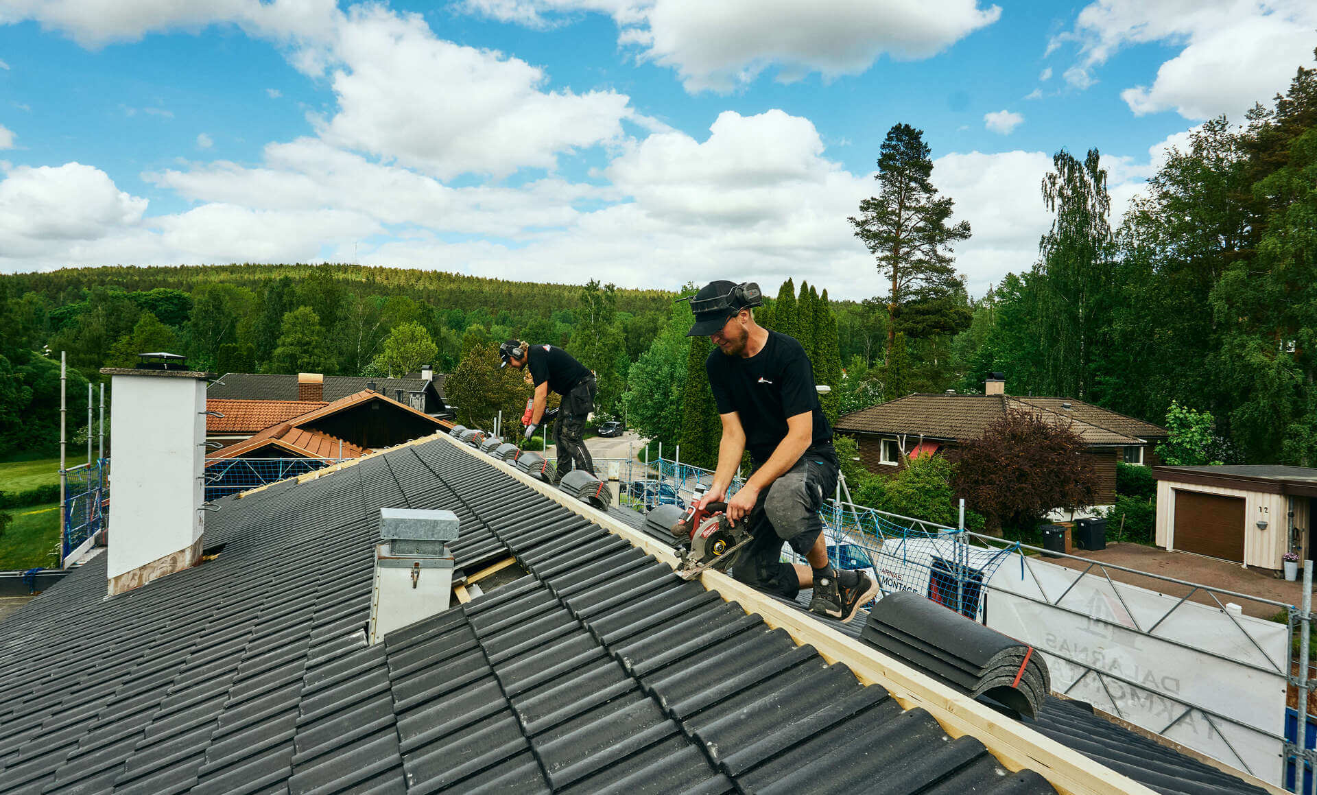 Dalarnas Takmontage lägger nytt tegeltak på villa