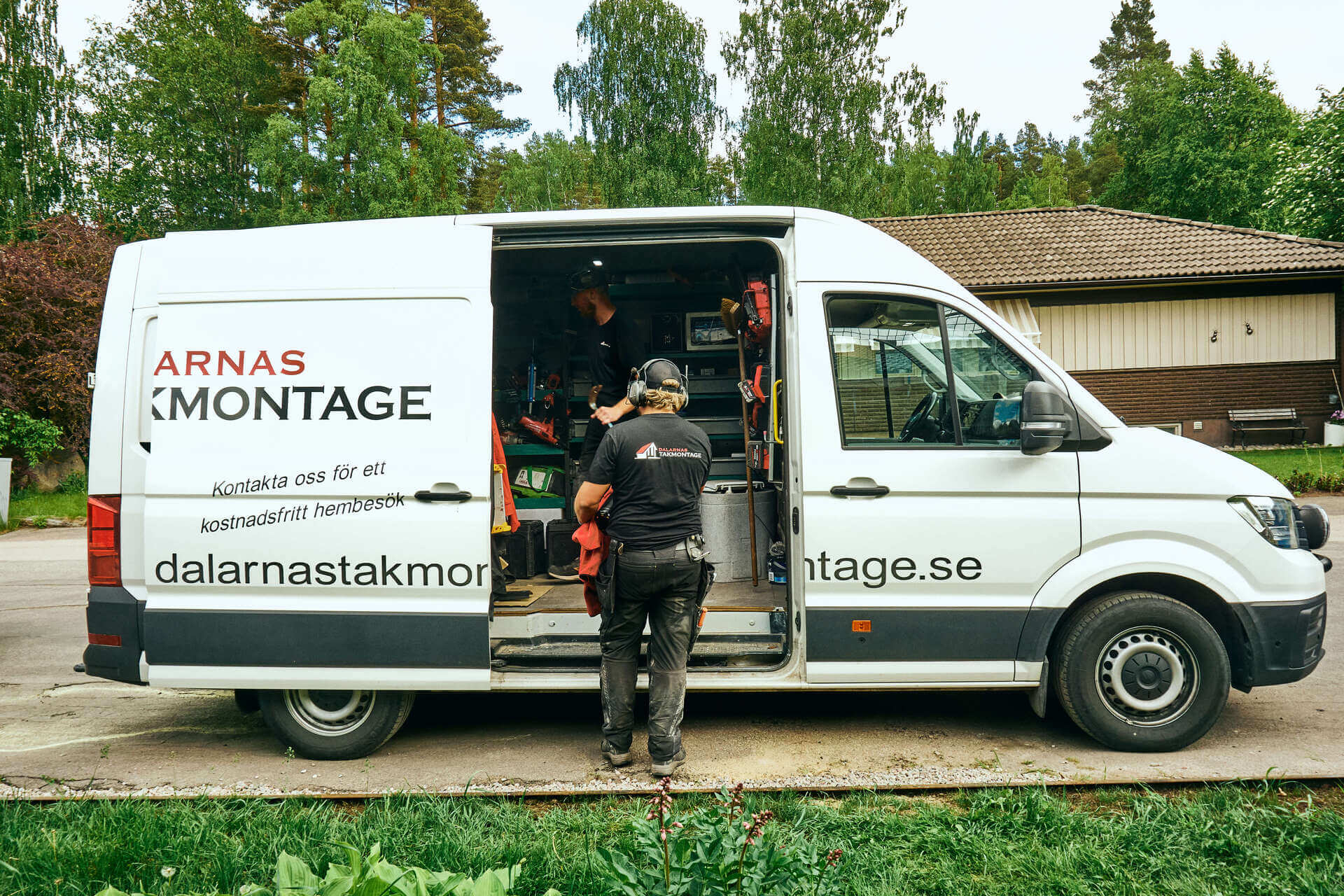 Dalarnas Takmontage lastar verktyg och material från servicebil vid arbetsplats