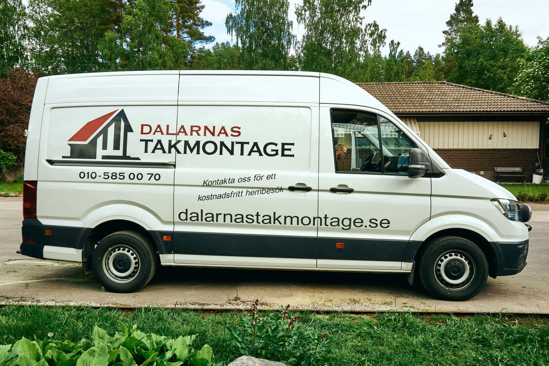 Dalarnas Takmontages servicebil parkerad vid arbetsplats inför takarbete