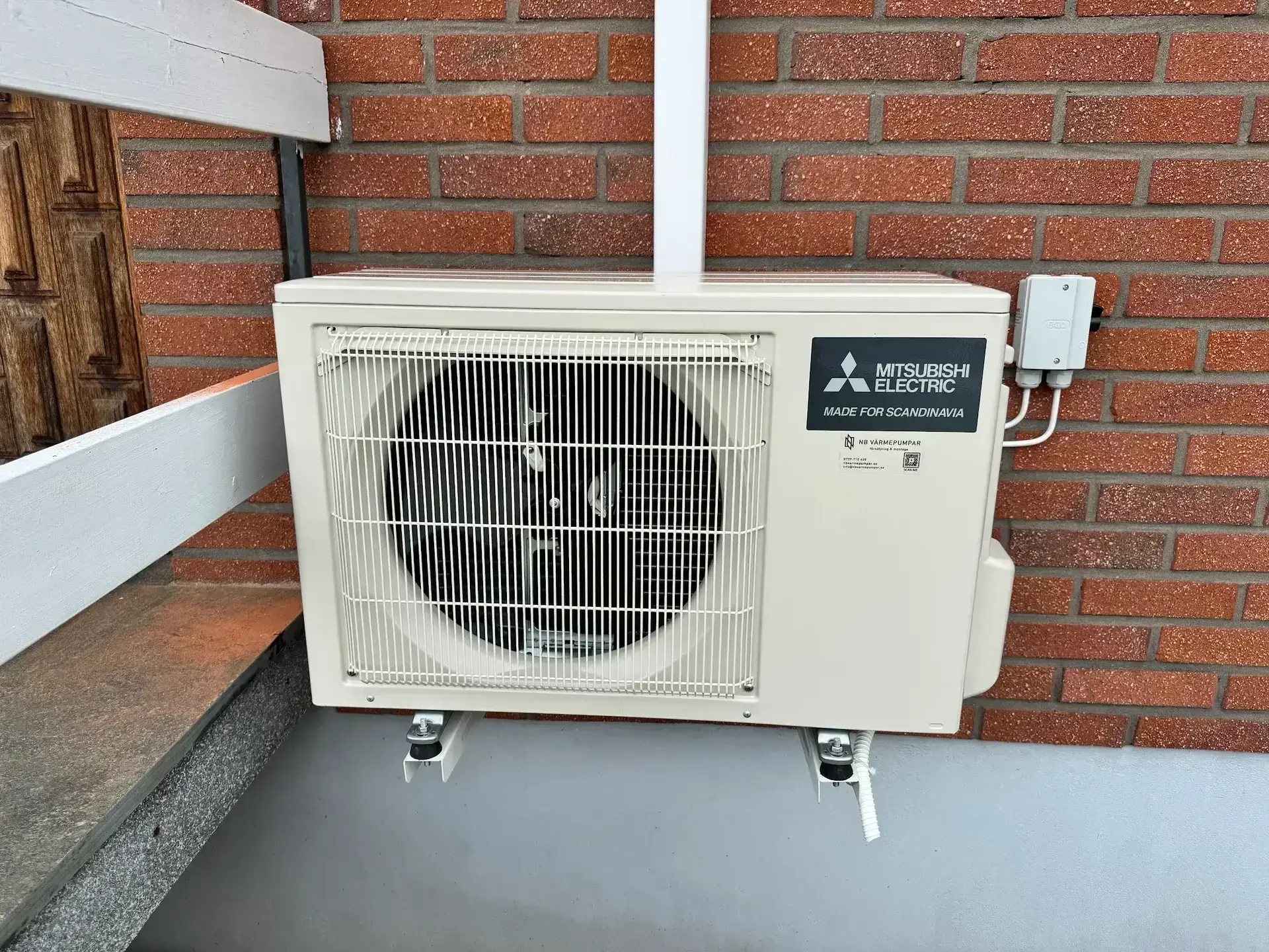Mitsubishi Electric utomhusdel monterad på tegelfasad