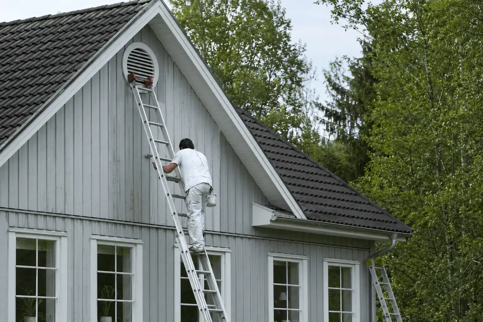 Fem tips när du ska måla om ditt tak i Gävle