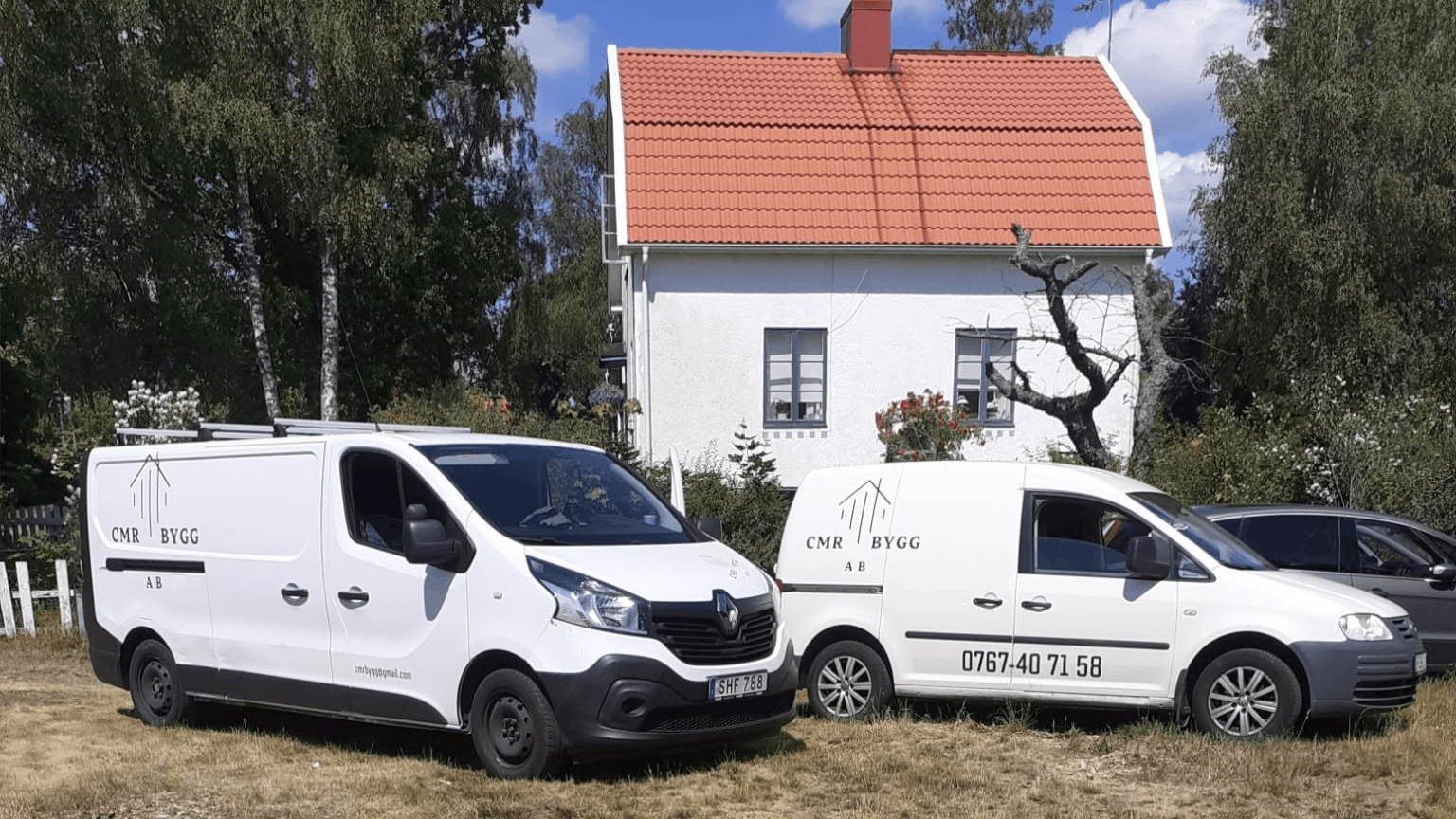 CMR Byggs firmabilar parkerade utanför bostadshus