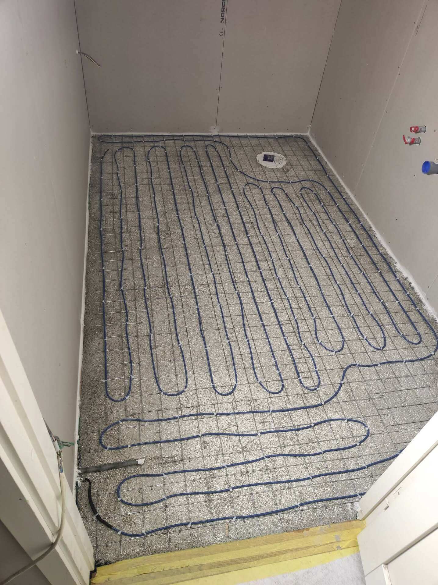 Golvvärme installerad i badrumsgolv inför gjutning