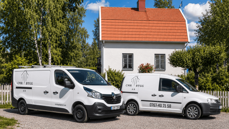 CMR Byggs firmabilar parkerade utanför bostadshus