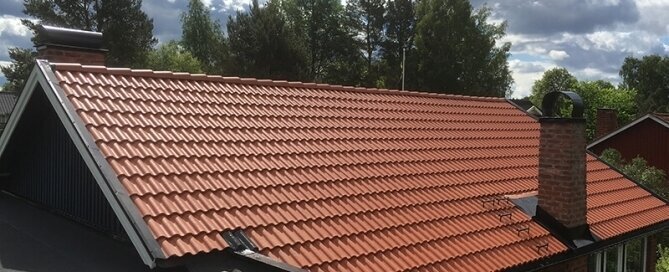 Nylagt tak med tegelröda takpannor i Stockholmsområdet