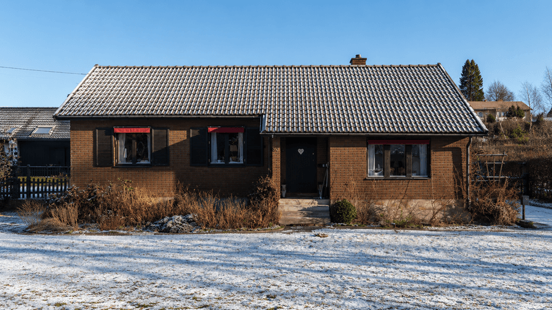 Tegelhus med äldre takpannor vintertid