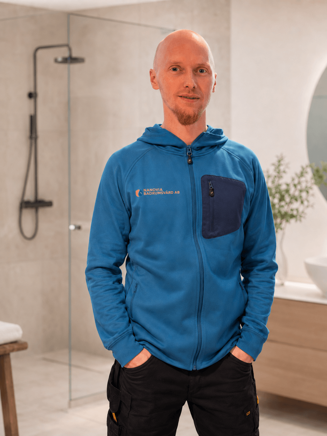 Nanovia Badrumsvård-medarbetare i renoverat badrum
