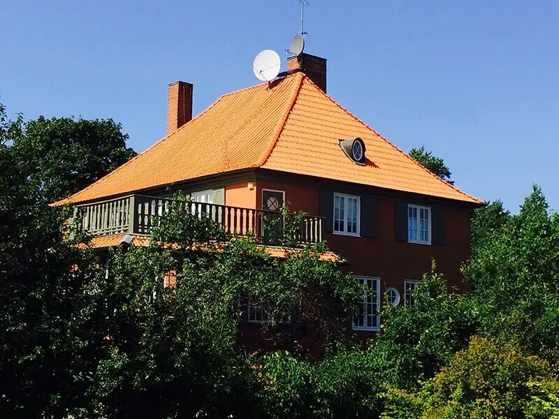 Takläggningen med Vittinge 2-kupigt lertegel är färdigt