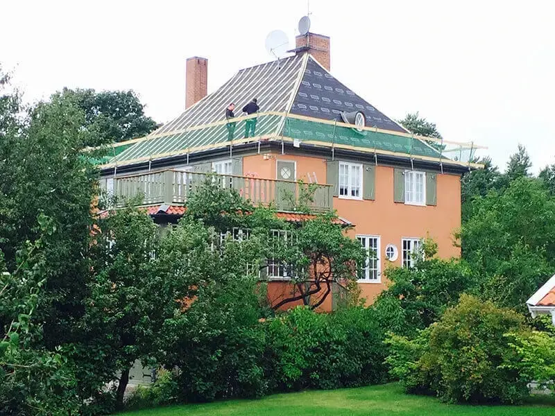 Taklaggarna har monterat underlagstäckning och börjat lakta