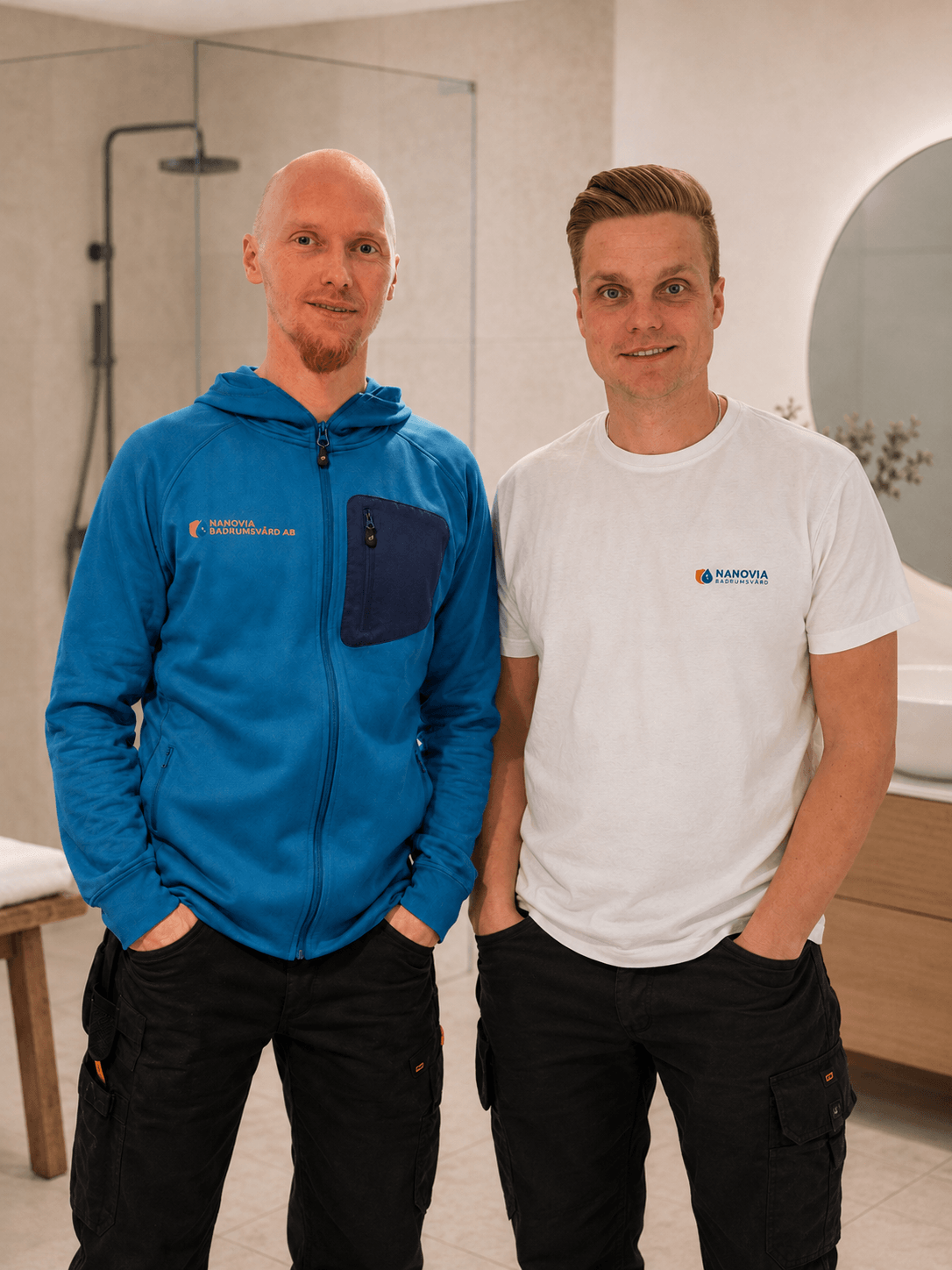 Två medarbetare från Nanovia Badrumsvård i badrum