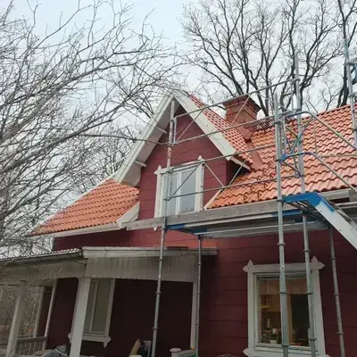 Röd sekelskiftsvilla med nylagt tegeltak