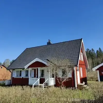 Röd villa med nylagt betongpannetak i Kopparberg