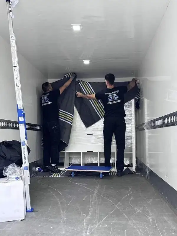 Bild på flyttbil med flyttkartonger