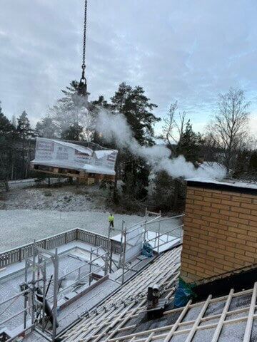 Pågående takarbete med borttaget yttertak och byggnadsställning, vintertid