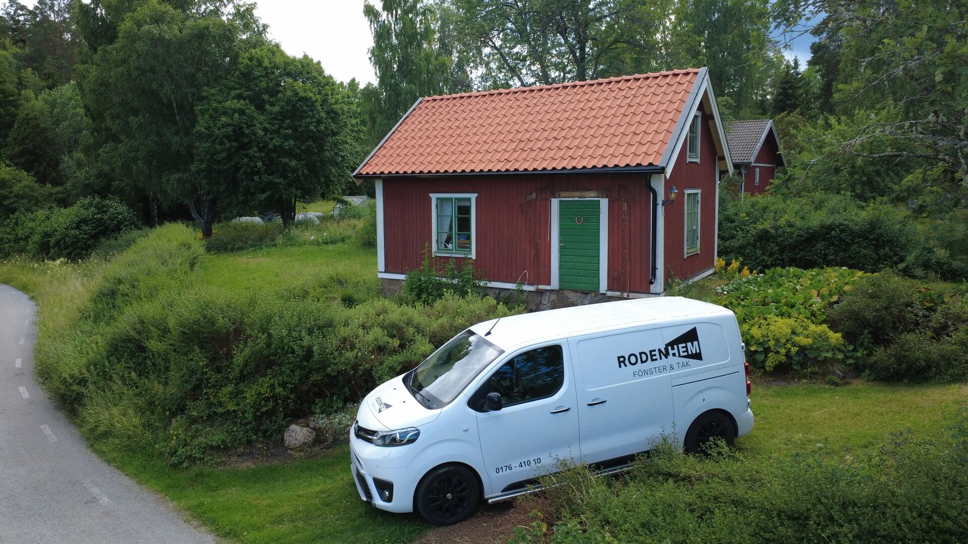 Rodenhems servicebil parkerad vid rödmålat tegeltäckt hus